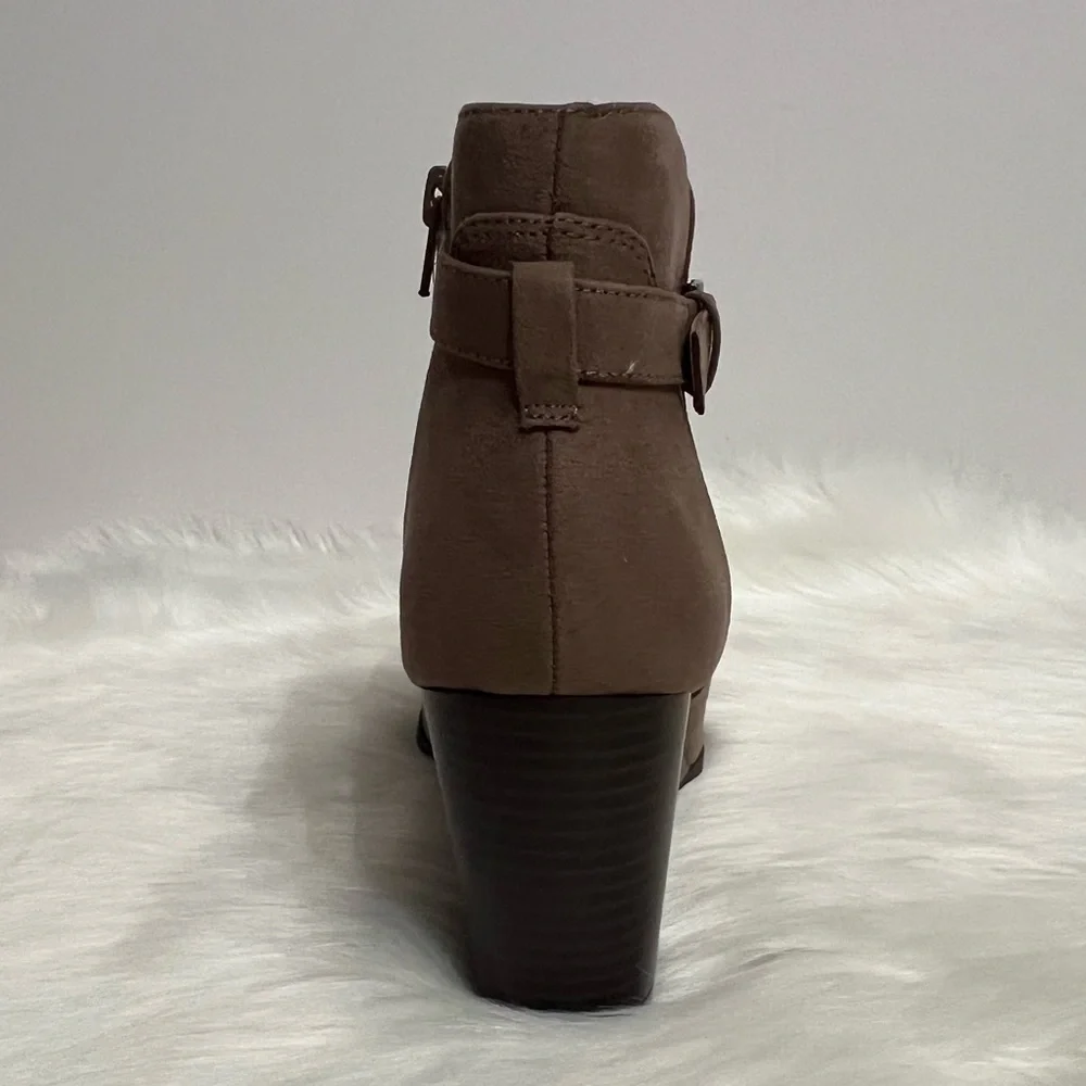 Market & Spruce Womens Taupe Serah Suede Heel Booties Boots Size 7.5 NWOB